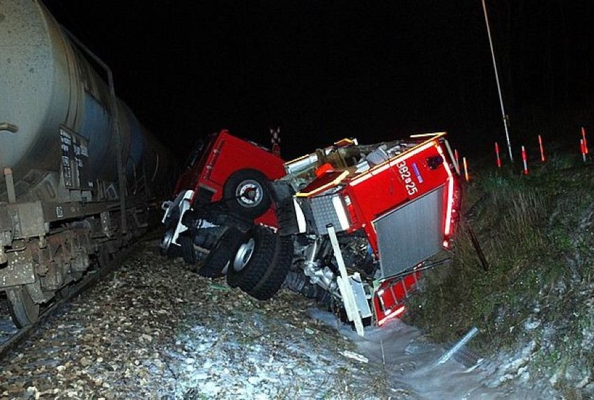 Wypadek w Chmielowie. Wóz strażacki zderzył się z lokomotywą