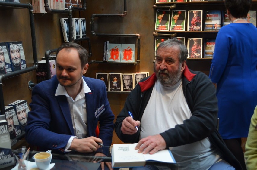 Juliusz Ćwieluch i Krzysztof Kowalewski podpisywali książkę...