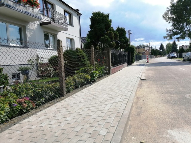 Powstaje nowy chodnik przy ulicy Kołłątaja w Zduńskiej Woli Karsznicach ZDJĘCIA
