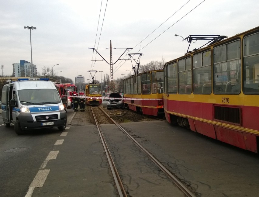 Wypadek na al. Politechniki w Łodzi. Toyota yaris wjechała...