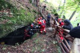 Opalenica: Przemek Kowalik zjechał do jaskini