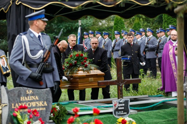 Wojciech Wesołowski, były siatkarz Chemika Bydgoszcz a od kilku lat policjant z Solca Kujawskiego zmarł po ponad miesięcznej ciężkiej chorobie w środę (13 września). Jego pogrzeb odbył się w Żołędowie.

Wesołowski od ponad miesiąca leżał w szpitalu. Zachorował nagle. W ciągu kilku dni choroba sparaliżowała jego ciało. 

Informację o stanie zdrowia Wojciecha Wesołowskiego poprzez portale społecznościowe na bieżąco podawała małżonka. Zwróciła się z prośbą o oddawanie krwi, ponieważ Wojtek musiał mieć robione transfuzje. Jej apel odbił się bardzo szerokim echem nie tylko w świecie siatkówki, ale także policji, w której Wojtek pracował po skończeniu kariery. 

"Wesy" długo był podłączony do respiratora. Po kilku transfuzjach jego stan się trochę poprawił i była nadzieja, że będzie wracał do zdrowia. Niestety, w nocy z wtorku na środę (13 września) Wojtek zmarł. Miał 44 lata.



