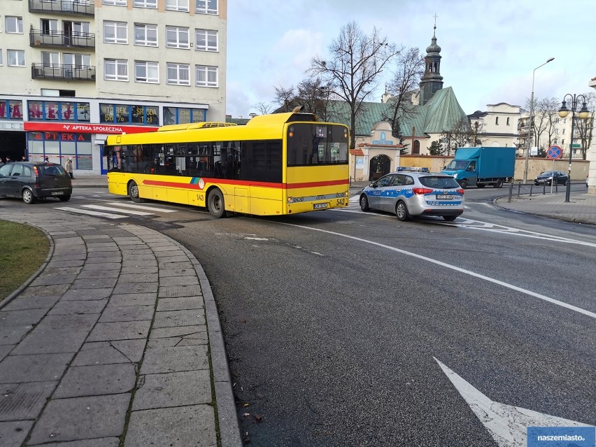 Wypadek na placu Wolności we Włocławku z udziałem autobusu MPK [zdjęcia]