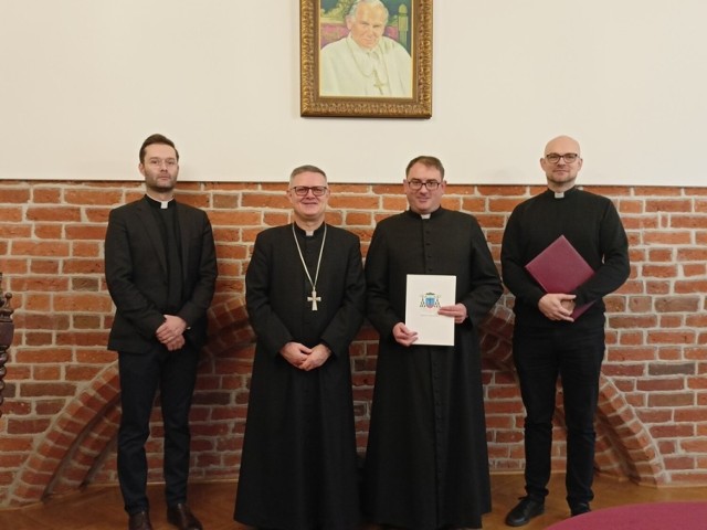 Proboszczem nowej parafii biskup Wiesław Śmigiel mianował ks. Michała Narodzonka, który od czerwca jest wikariuszem parafii w Tarpnie. 