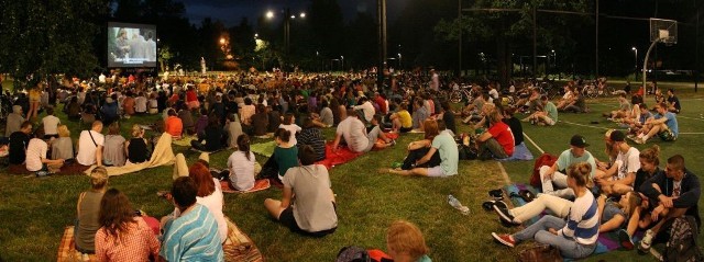 Białołeckie Lato Filmowe

Park Henrykowski - chyba najładniejszy, a na pewno najbardziej zadbany ze wszystkich parków 
w jakich pokazujemy w tym roku filmy. Sto leżaków wraz z kocykami od Autan Tropical sprawdza się w tym miejscu rewelacyjnie. Z leżaków tych można też korzystać w pozostałych lokalizacjach.