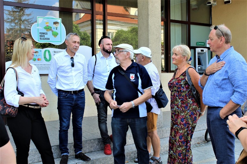 Ekipa Szymona Hołowni rozmawiała z mieszkańcami Łęczycy --->...