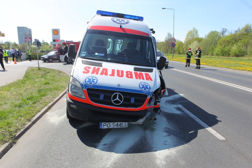 Karetka zderzyła się z samochodem na Mieszka I