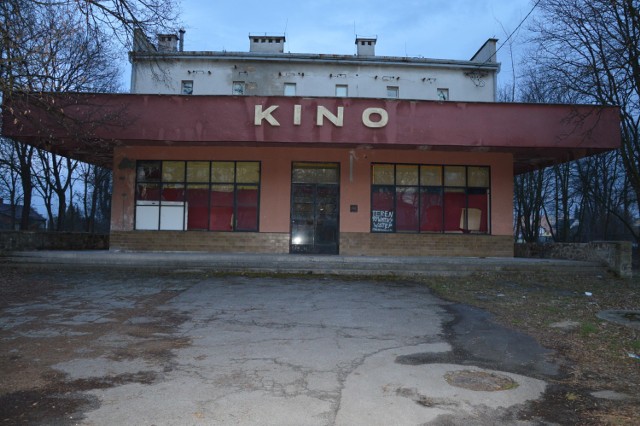 Budynek po kinie w Staszowie przy ulicy Krakowskiej. Niegdyś miejsce tętnił  życiem.Było tu kino, później także pizzeria. Dziś jest własnością prywatną.Budynek  został zdewastowany i odstrasza.