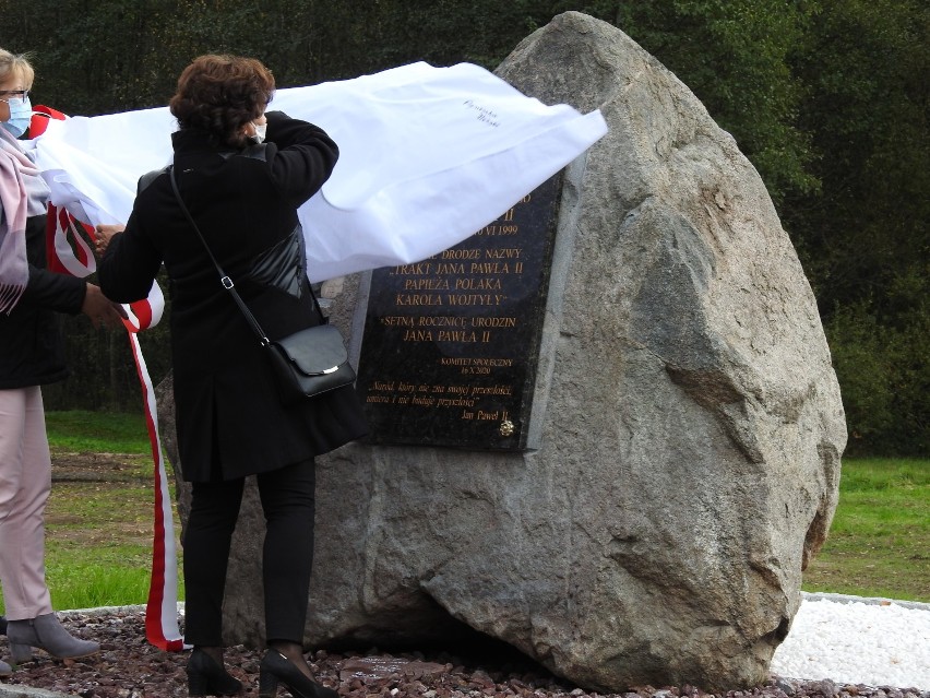 Mieszkańcy Krzywego i Sobolewa ufundowali obelisk Janowi Pawłowi II. Stanął przy drodze, którą papież przejeżdżał [Zdjęcia]