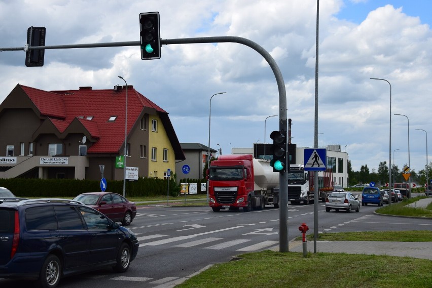 Skrzyżowanie ul. Popiełuszki ze zjazdami do obiektów...