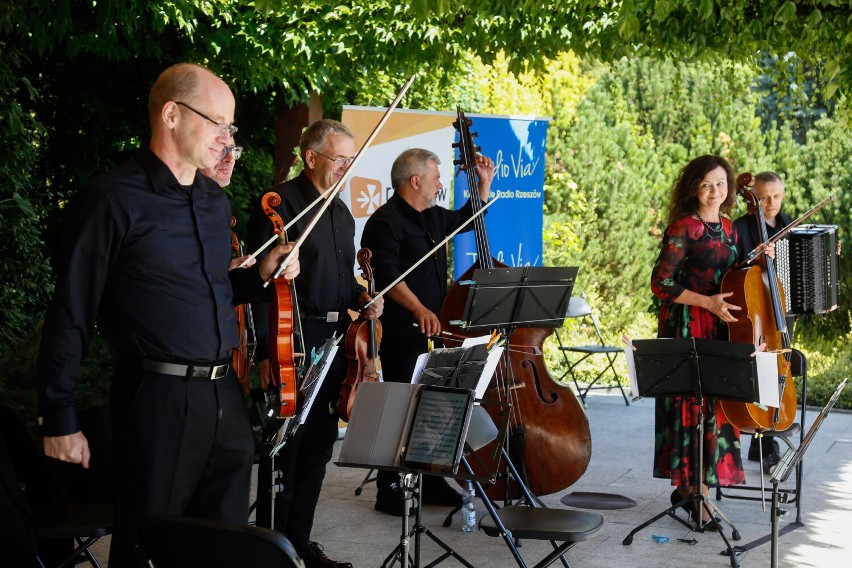 Koncert „Tańce Świata” w Parku Jedności Polonii z Macierzą. Ruszył cykl Muzyki w ogrodach Rzeszowa 2022