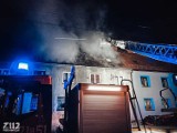 Pożar kamienicy w Zabrzu. Ogień objął cały dach. Konieczna była ewakuacja mieszkańców. Budynek został wyłączony z użytkowania 