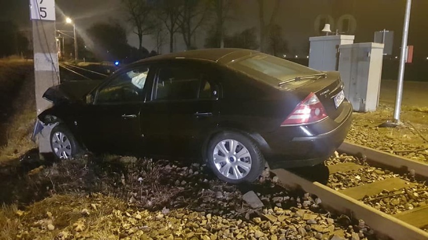 Wypadek pod Legnicą. Ford uderzył w kolejowy słup [ZDJĘCIA]