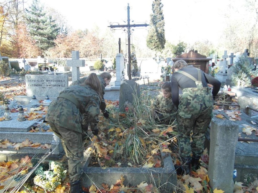 Sprzątanie grobów w Piotrkowie