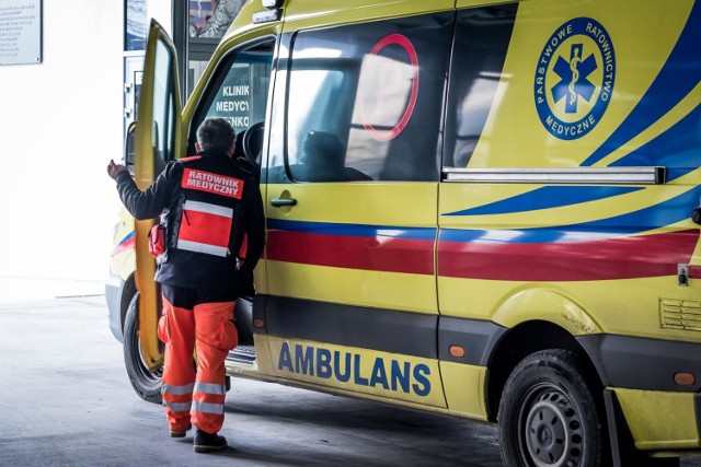 03.12.2017 bydgoszcz karetka pod szpital jurasza pogotowie ratunkowe.  fot: tomasz czachorowski/polska press