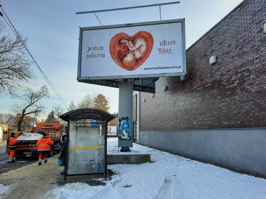 Wielkie billboardy stojące przy ulicach oraz tysiące...