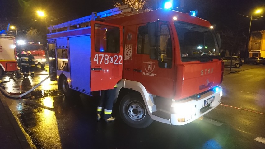 Duży pożar domu w Dobrzyniu nad Wisłą. Jedna osoba poparzona trafiła do szpitala [zdjęcia, wideo]