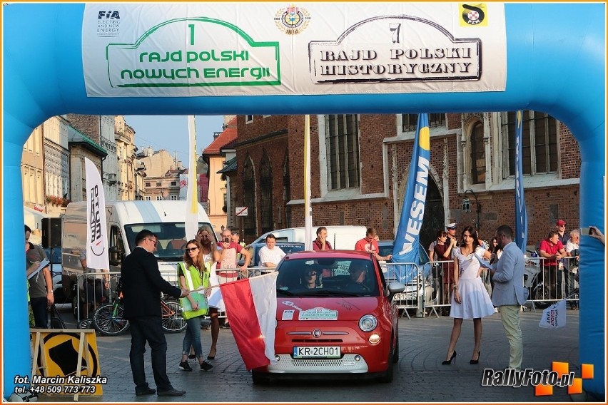 Kraków. Historyczne oraz elektryczne auta pod Wawelem