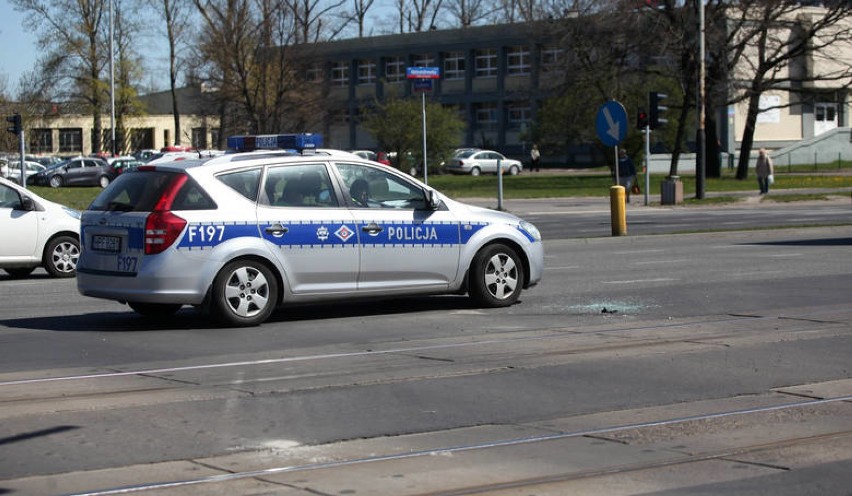 Wypadek na ul. Aleksandrowskiej w Łodzi. Zderzenie tramwaju i samochodu [ZDJĘCIA]