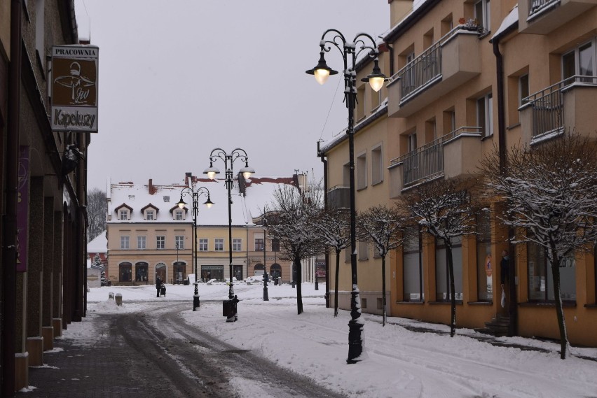 Latarnie w centrum Żor są oświetlone w południe. Dlaczego? Jest odpowiedź urzędników