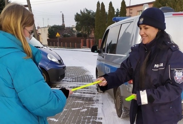 W ramach akcji „Odblaski ratują życie” policjantki z Sępólna Krajeńskiego rozdawały mieszkańcom kolorowe odblaskowe opaski i zawieszki fluorescencyjne