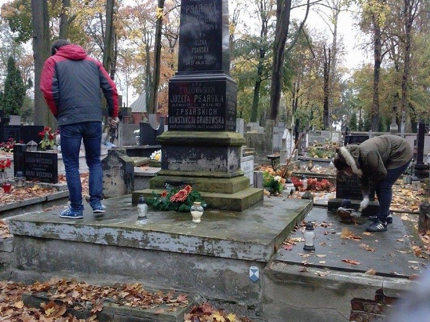 Uczniowie IV LO w Piotrkowie sprzątali groby razem z...