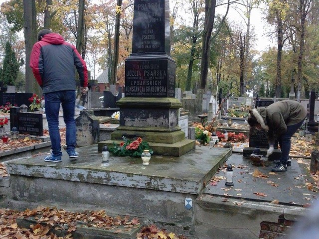 Uczniowie IV LO w Piotrkowie sprzątali groby razem z piotrkowskimi Strzelcami i przedstawicielami Klubu "Grota"