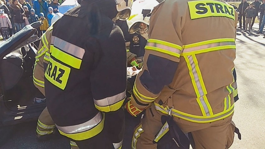Zlot mercedesów w Rybniku - strażacy rozcinali osobowe audi - WIDEO I ZDJĘCIA