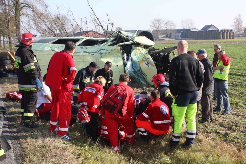 Wypadek busa przewożącego dzieci na krajowej &quot;ósemce&quot; w miejscowości Mzurki