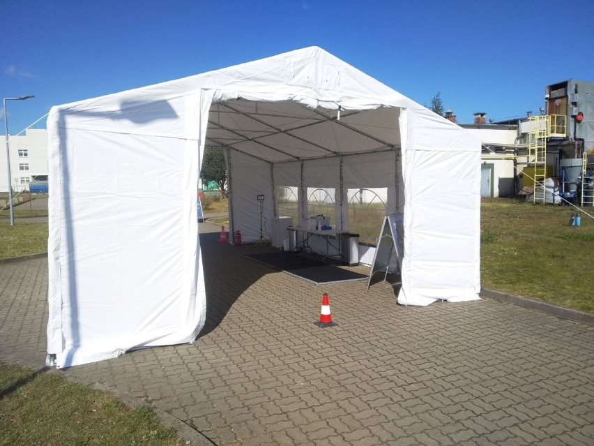 Terytorialsi z Malborka pracują w nowym centrum drive-thru w Chojnicach. Pobierają wymazy i wysyłają do badań