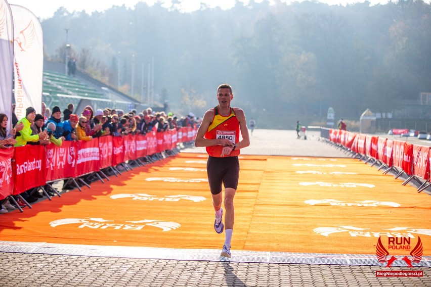 Kamil Karbowiak wygrywa bieg niepodległości w Poznaniu.