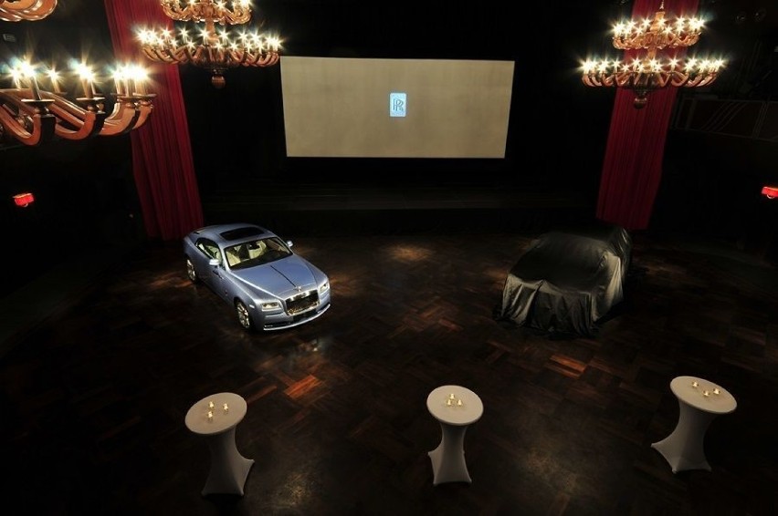 Przykryty Rolls-Royce Ghost Series II oraz Wraith w sali...
