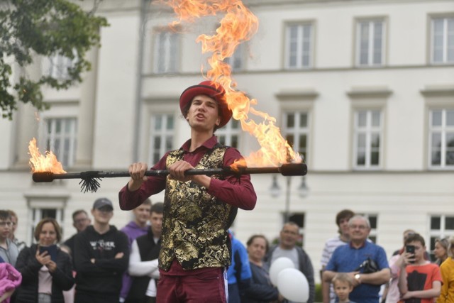 Pokaz ogniem w wykonaniu Hugo Miro z Hiszpanii pierwszego dnia Międzynarodowego Festiwalu Artystów Ulicznych i Precyzji w Radomiu.