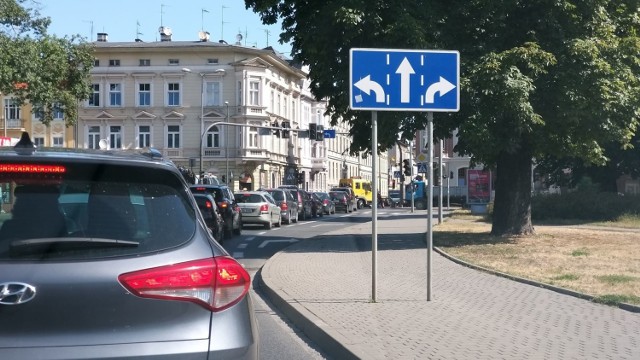 Taki korek tworzył się w Śródmieściu, na ul. Królowej Jadwigi, w stronę mostu, z którego dalej droga prowadzi na Dworcową.