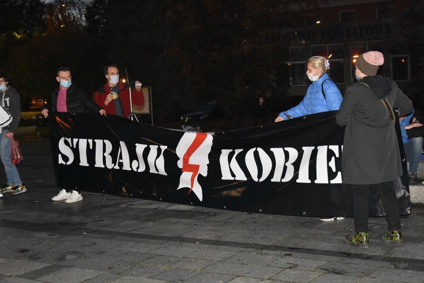 Strajk Kobiet na Placu Słowiańskim w Legnicy [ZDJĘCIA]