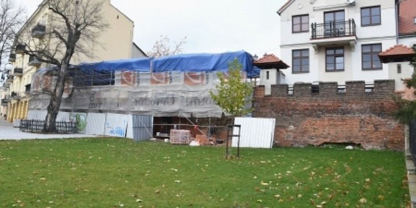 Rewitalizacja murów obronnych w Piotrkowie, listopad 2021