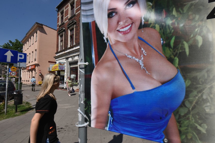 Toruńscy drogowcy ruszyli do walki z nielegalnymi reklamami. Teresa Werner na celowniku MZD