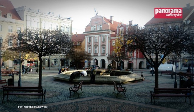 Konserwacja przed zimą fontanny na wałbrzyskim Rynku