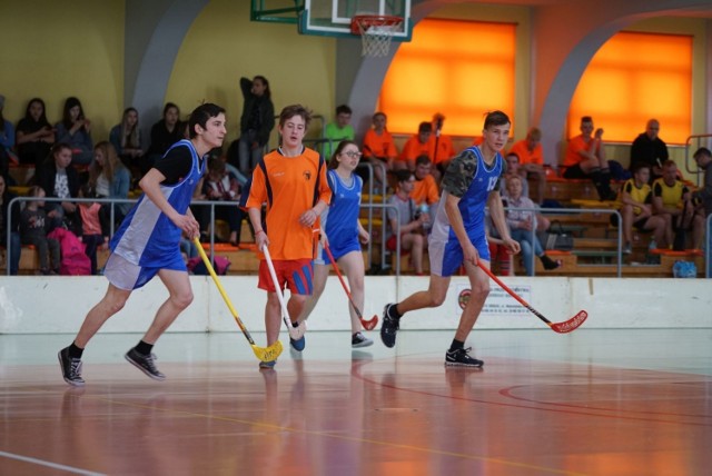 W środę, 3 kwietnia 2019 r. w żagańskiej hali Arena rozegrano XI Mistrzostwa Województwa Lubuskiego w Unihokeju SPRAWNI RAZEM. Po raz trzeci z rzędu Tytuł Mistrzów Województwa wywalczyli sportowcy z Ośrodka Szkolno-Wychowawczego im. Janusza Korczaka w Żaganiu – głównego obok Żagańskiego Stowarzyszenia Uśmiech Dziecka organizatora zawodów. 

W turnieju uczestniczyły czołowe reprezentacje placówek szkolnictwa specjalnego w Lubuskiem. Patronatami honorowymi wydarzenie objęli: Wojewoda Lubuski – pan Władysław Dajczak, Marszałek Województwa Lubuskiego – pani Elżbieta Anna Polak, Lubuski Kurator Oświaty – pani Ewa Rawa, Burmistrz Żagania – pan Andrzej Katarzyniec i Starosta Żagański – pan Henryk Janowicz

Nad prawidłowym przebiegiem rywalizacji sześciu drużyn, w których składach zgodnie z regulaminem musiały również znaleźć się dziewczęta, czuwał zespół sędziowski w składzie: sędzia gł. – Waldemar Molendowicz oraz sędziny – Magdalena Sławska i Katarzyna Burowicz . Przy stoliku sędziowskim rozgrywki koordynował Tomasz Pawłowicz.

Rywalizacja odbywała się najsprawiedliwszym systemem, czyli „ każdy z każdym”, który wyłonił zwycięzców - wspomniany zespół z SOSW w Żaganiu. Mistrzowską, 10-osobową drużynę do zawodów przygotował trener, pomysłodawca i koordynator turnieju – Wojciech Olejarz. 

Na drugim miejscu podium uplasował się zespół ze Świebodzina, a brązowe medale zawisły na piersiach reprezentantów SOSW w Szprotawie. Kolejne miejsca zajęły ekipy z Żar, Gubina i Lubska.

Indywidualne nagrody rzeczowe oraz pamiątkowe statuetki otrzymali: Najlepsza Zawodniczka Turnieju - Emilia Tomaszewicz ze Szprotawy, również ze Szprotawy doceniony przez zespół sędziowski został Łukasz Zsuń - Najlepszy Bramkarz, a Królem Strzelców został Stanisław Kukla z Żagania, który strzelił 8 bramek i pokazał najwyższy zawodniczy kunszt na parkiecie żagańskiej hali Arena.

Opieką nad uczestnikami poza kadrą żagańskiego Ośrodka, jak co roku zajęli się wolontariusze z LO im. Stefana Banacha w Żaganiu. Organizację XI Mistrzostw Województwa Lubuskiego wsparli: Zarząd Powiatu Żagańskiego, Gmina Miejska Żagań, Żagańskie Stowarzyszenie Uśmiech Dziecka oraz PHU - ADAM i Cukiernia PTYŚ, za co w imieniu organizatorów i uczestników serdecznie dziękowała podczas ceremonii dekoracji pani Renata Socha – dyrektor SOSW w Żaganiu.

Zobacz też: Piłka nożna. Falubaz Gran-Bud Zielona Góra - Pogoń Świebodzin 3:0 (2:0)
