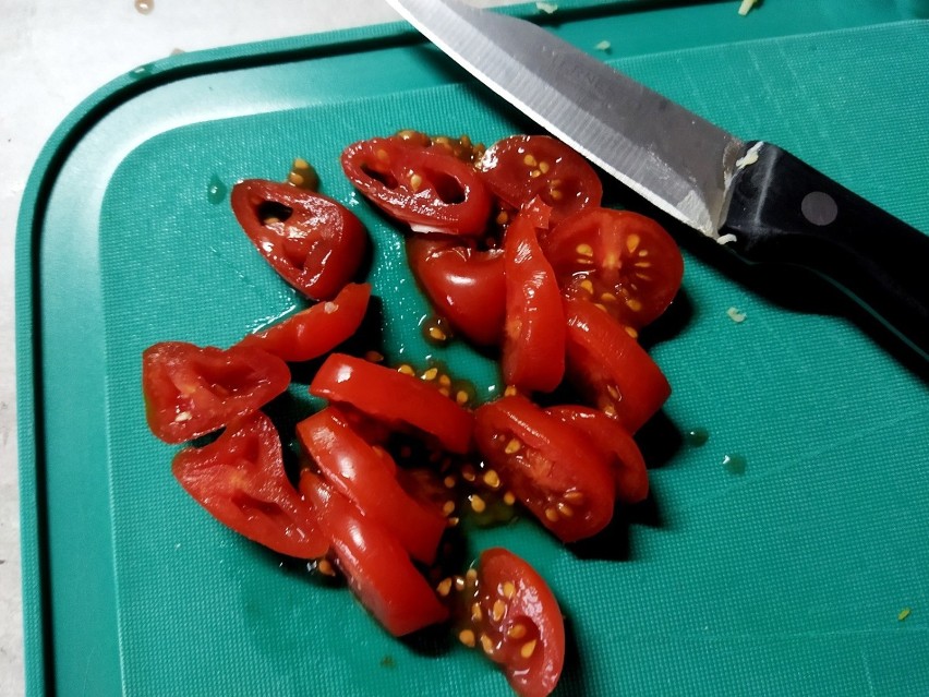 Pokrój pomidorki koktajlowe. Możesz także użyć pomidorów...