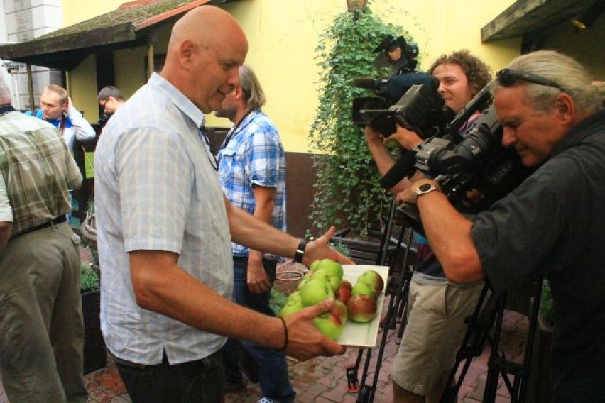 Przedsiębiorcy z ulicy Piotrkowskiej będą serwować jabłka za darmo.
