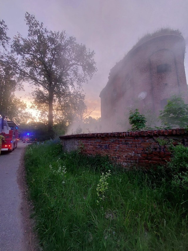 Dzisiaj w godzinach wieczornych doszło do pożaru w pustotanie w Toruniu. W forcie św. Jakuba paliły się śmieci. W akcji gaszenia ognia brały udział 4 jednostki straży pożarnej.
