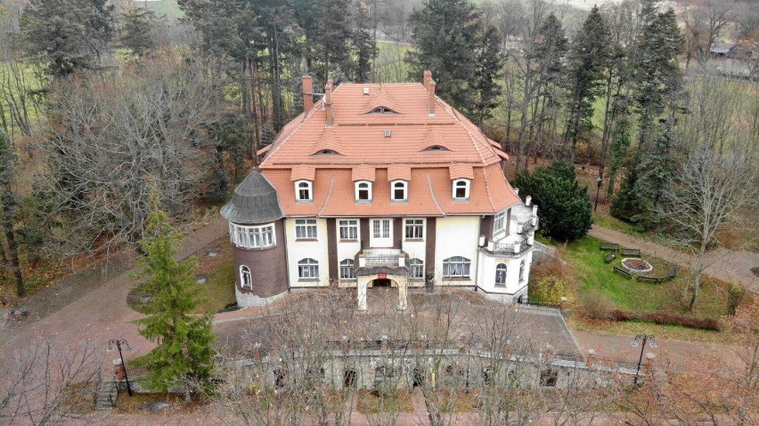 Zabytkowy pałac w Muchowie w powiecie jaworskim na sprzedaż. 5,5 miliona złotych i ten tajemniczy obiekt może być Twój!