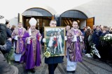 Warszawa. Pogrzeb trzech ofiar tragedii w Bukowinie Tatrzańskiej. Tłumy żałobników, prośby o modlitwę [ZDJĘCIA]