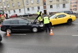 Wypadek w Opolu. Dodge zjechał na przeciwny pas ul. Nysy Łużyckiej i zderzył się z volkswagenem na wysokości ZUS [ZDJĘCIA]