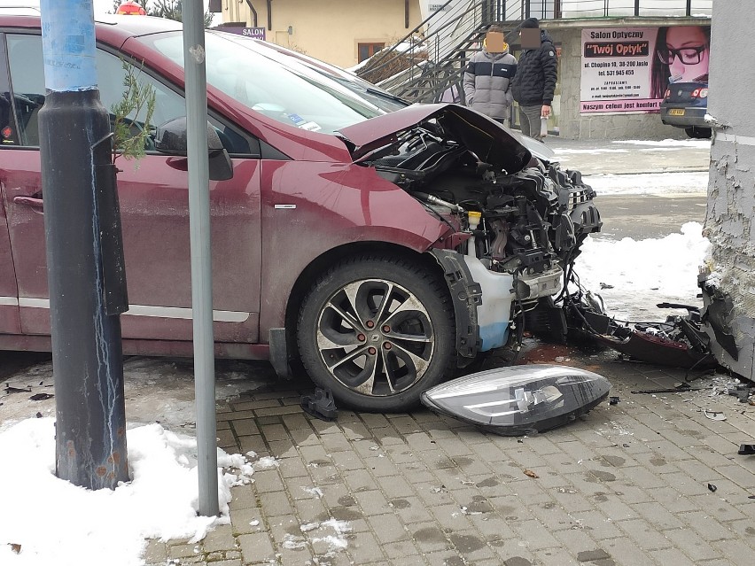 Kolejny wypadek na ulicy Szopena. Samochód uderzył w budynek [ZDJĘCIA]