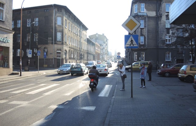 Na tym przejściu na ulicy Konopnickiej potrącony został pieszy. Kierowca jadący w kierunku ul. Szczecińskiej tłumaczył, że oślepiło go słońce.