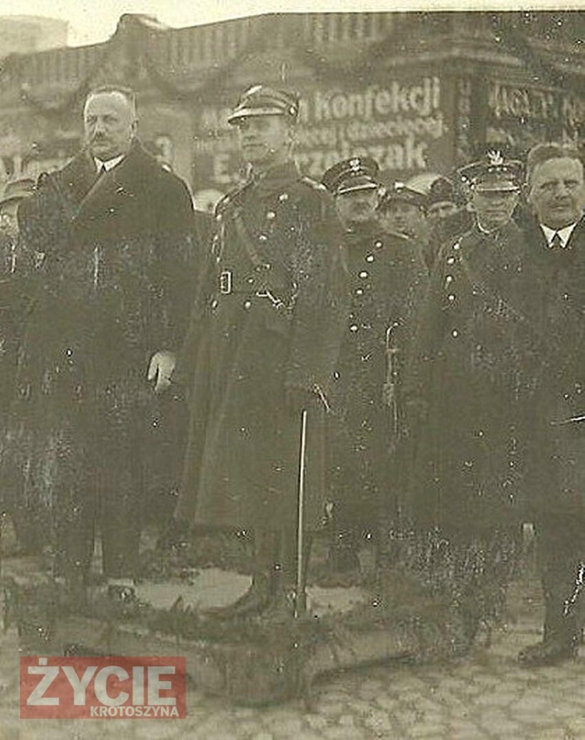 Uroczystość na krotoszyńskim Rynku w latach 30. XX w.