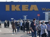 Gigantyczna kolejka do sklepu Ikea. Sklep został otwarty po przerwie koronawirusowej. Zobacz TE zdjęcia