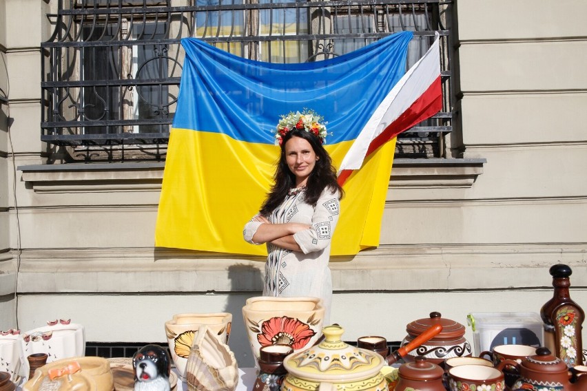 Stoisko charytatywnego kiermaszu, z którego dochód...